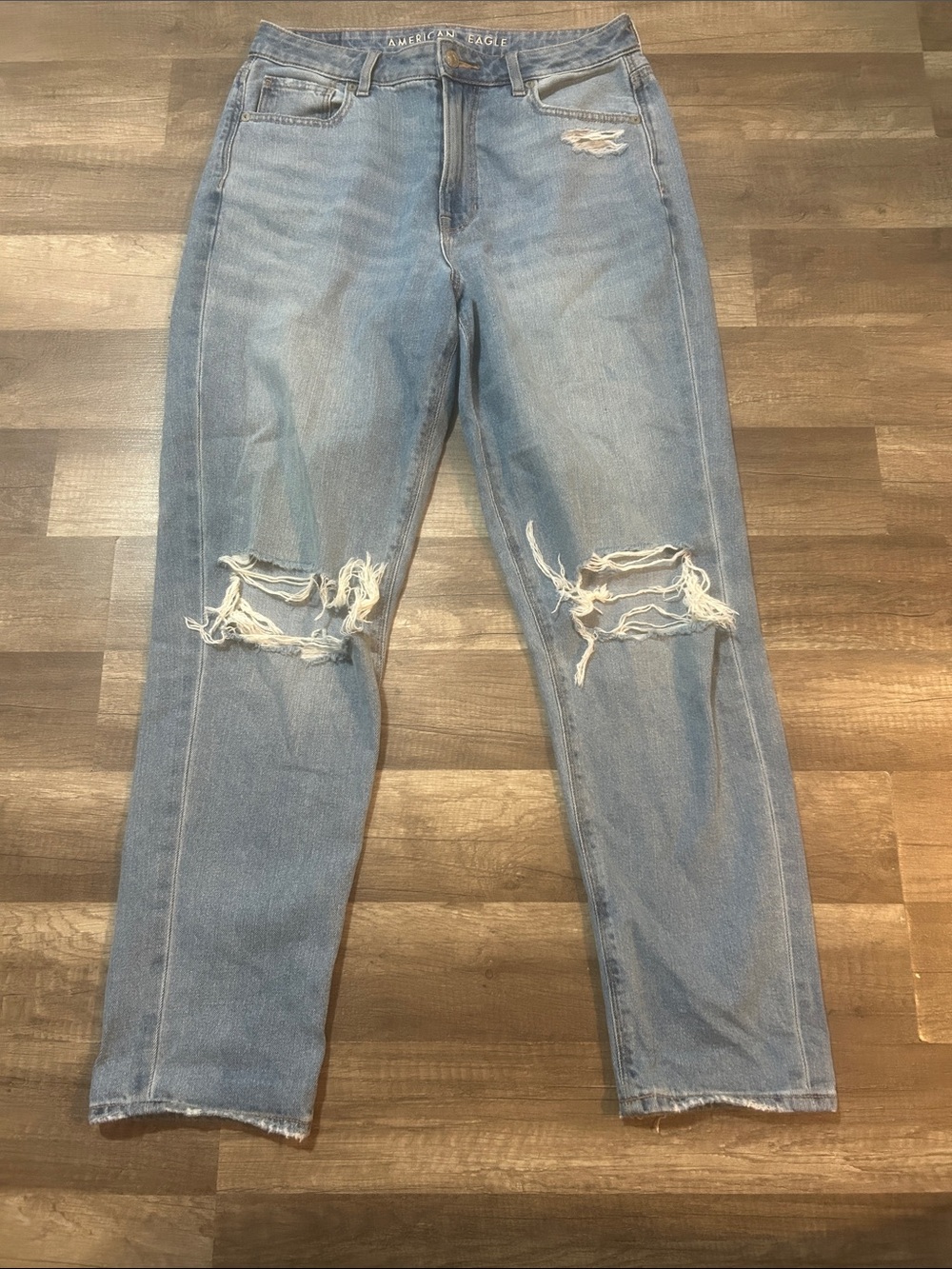 American Eagle Women’s Light Wash Distressed Mom Jean Size 8
